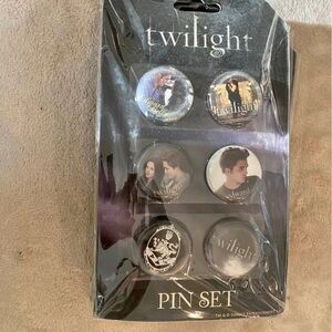 NECA Twilight Collectible Pin Set of 6 Version B Cullen Crest. Still Carded New